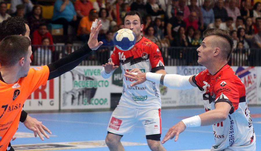 Fotos: Torrelavega infringe la primera derrota en casa del Balonmano Nava