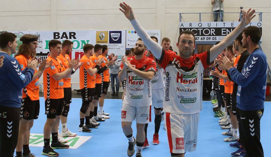 Fotos: Torrelavega infringe la primera derrota en casa del Balonmano Nava
