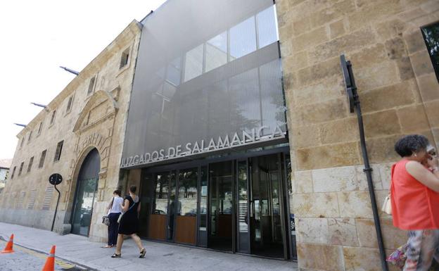 Fachada del edificio de los Juzgados en la Plaza de Colón de Salamanca.