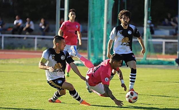 Piojo y Navas pugnan por el balón con un rival del Sanse. 