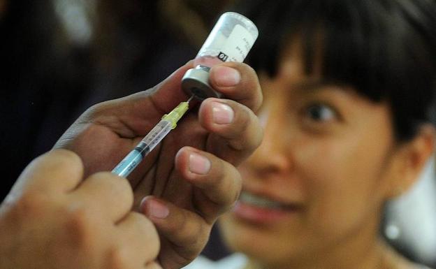 Fotografía de archivo del 22 de julio de 2011, muestra a personal de salud preparando una vacuna contra el sarampión. 