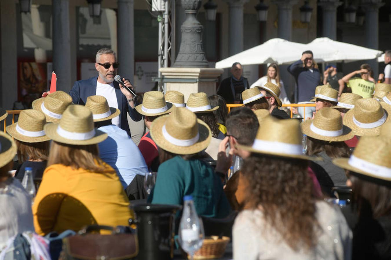 Los asistentes disfrutan de la oferta de las bodegas en la Plaza Mayor de Valladolid