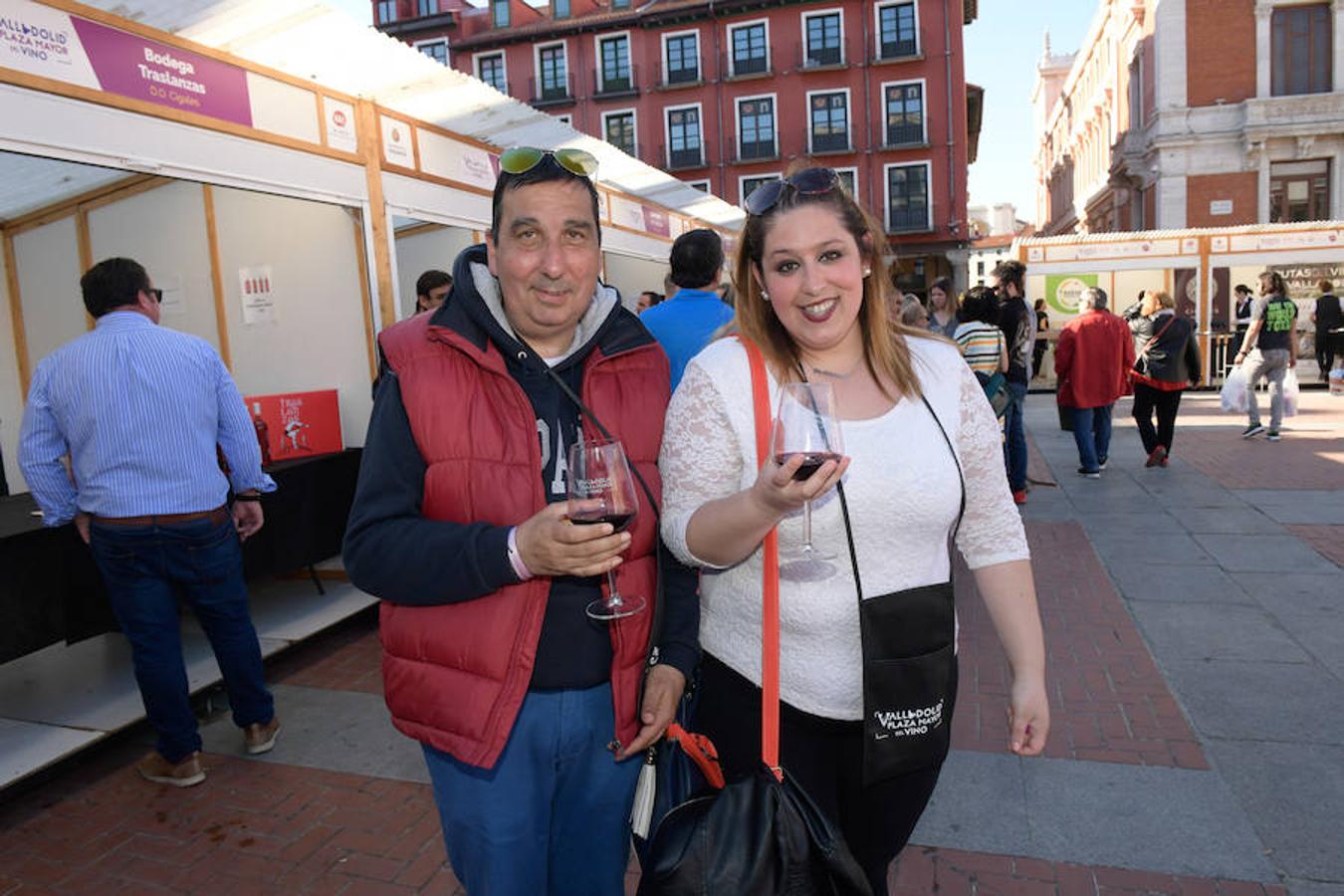 Los asistentes disfrutan de la oferta de las bodegas en la Plaza Mayor de Valladolid