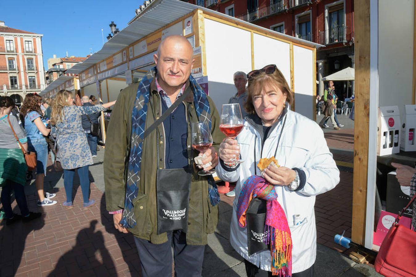 Los asistentes disfrutan de la oferta de las bodegas en la Plaza Mayor de Valladolid