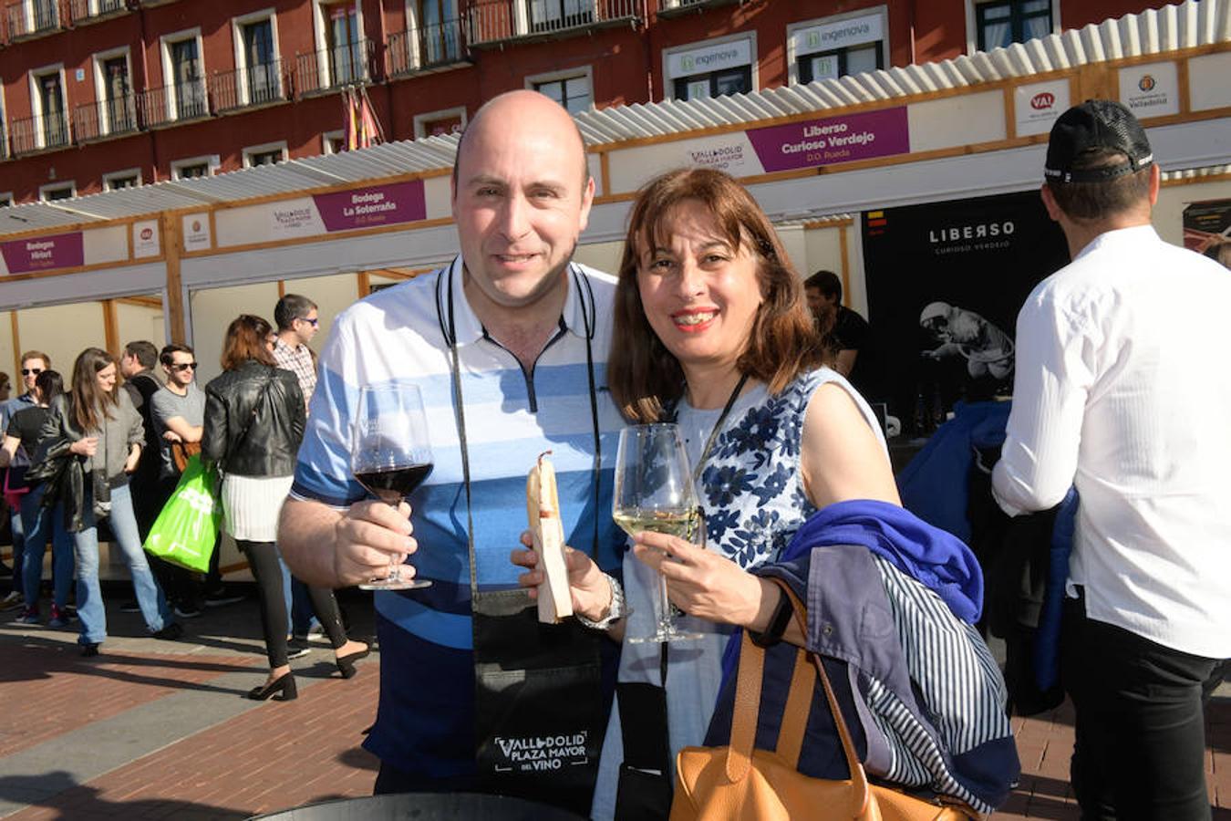 Los asistentes disfrutan de la oferta de las bodegas en la Plaza Mayor de Valladolid