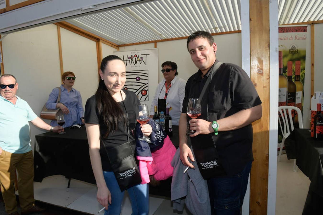 Los asistentes disfrutan de la oferta de las bodegas en la Plaza Mayor de Valladolid