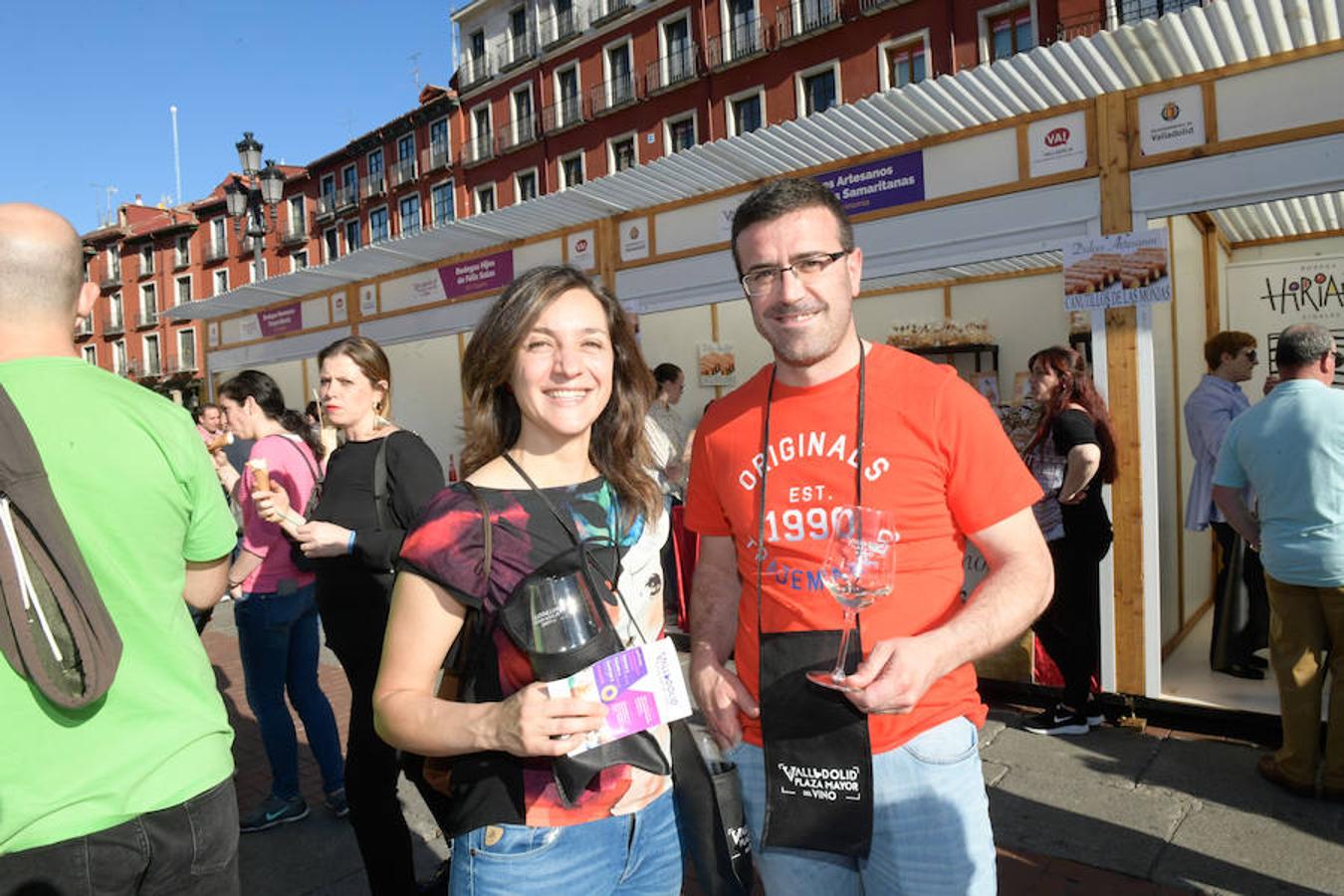 Los asistentes disfrutan de la oferta de las bodegas en la Plaza Mayor de Valladolid