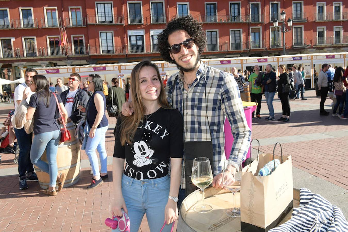 Los asistentes disfrutan de la oferta de las bodegas en la Plaza Mayor de Valladolid