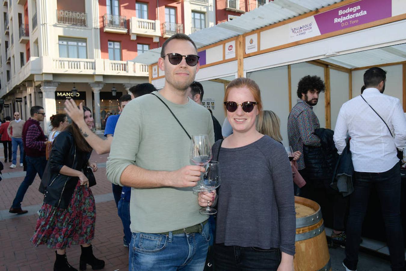 Los asistentes disfrutan de la oferta de las bodegas en la Plaza Mayor de Valladolid