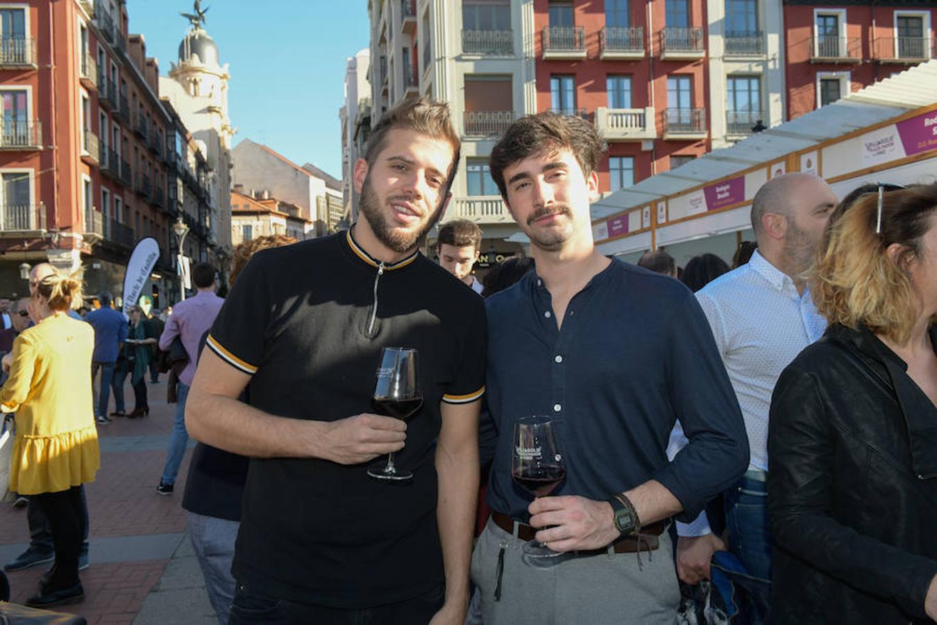 Los asistentes disfrutan de la oferta de las bodegas en la Plaza Mayor de Valladolid