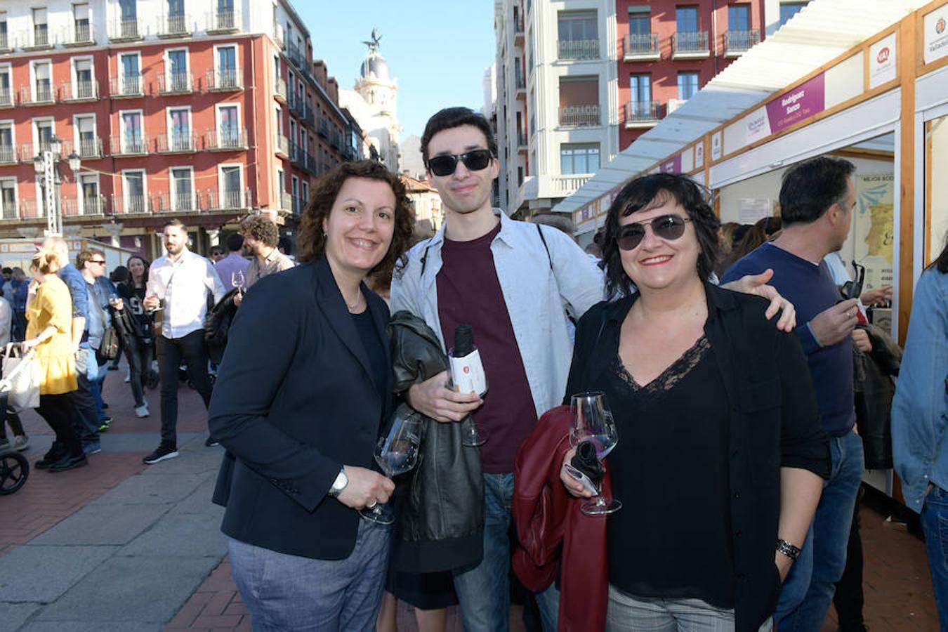 Los asistentes disfrutan de la oferta de las bodegas en la Plaza Mayor de Valladolid