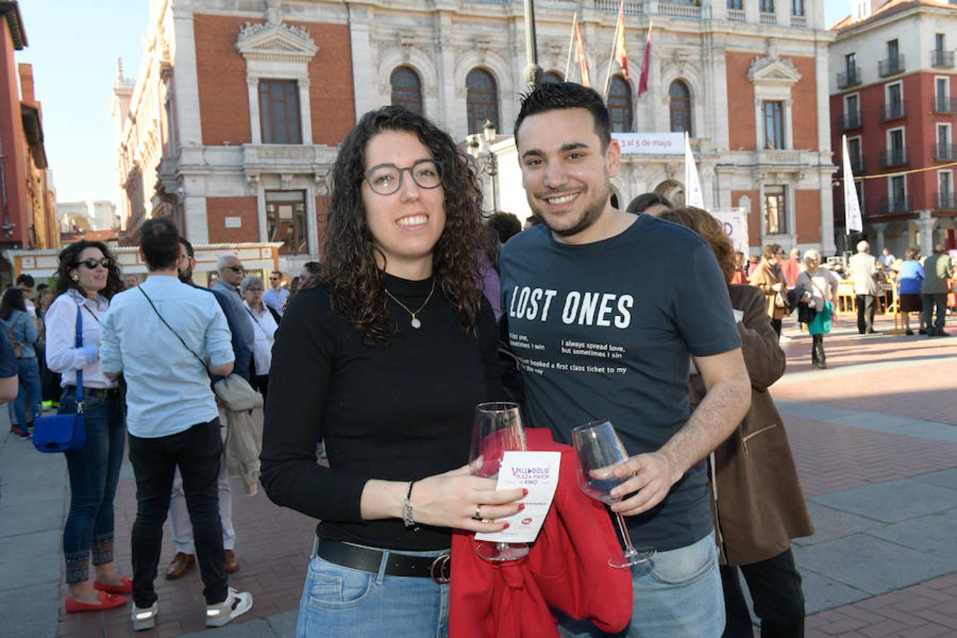 Los asistentes disfrutan de la oferta de las bodegas en la Plaza Mayor de Valladolid