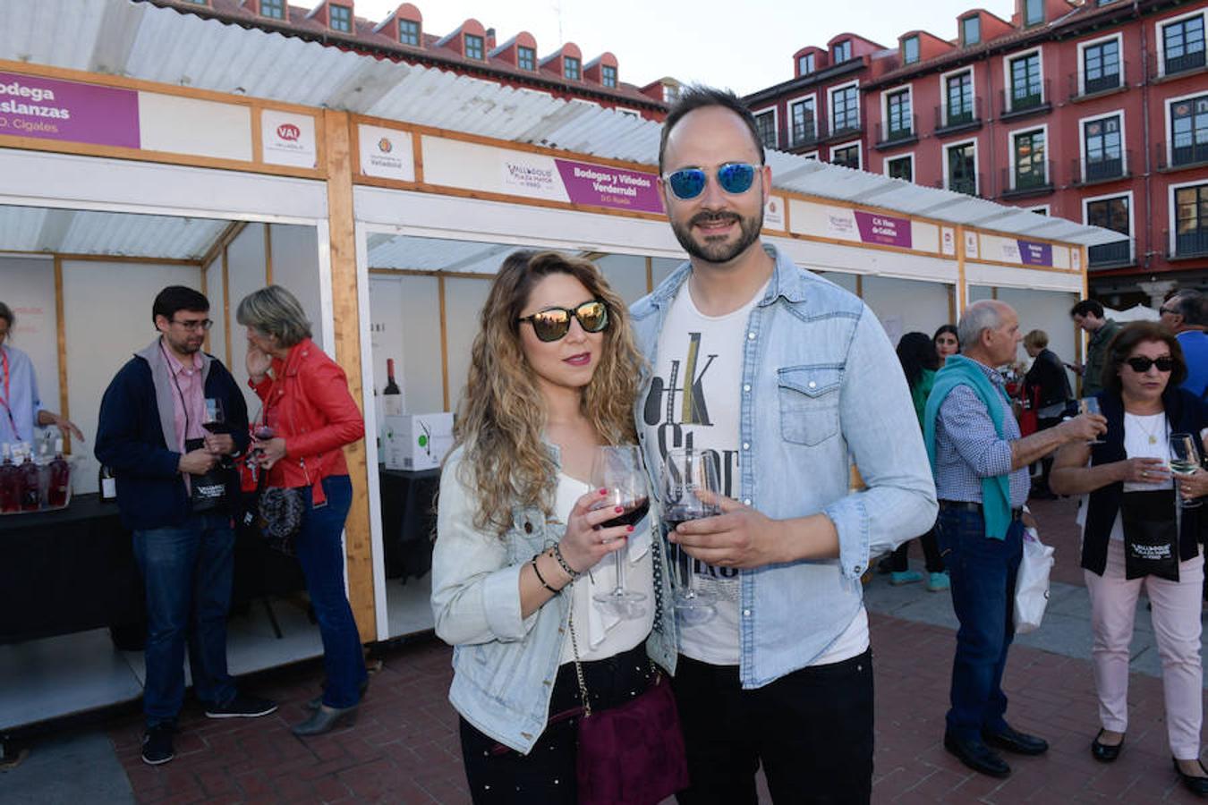 Los asistentes disfrutan de la oferta de las bodegas en la Plaza Mayor de Valladolid