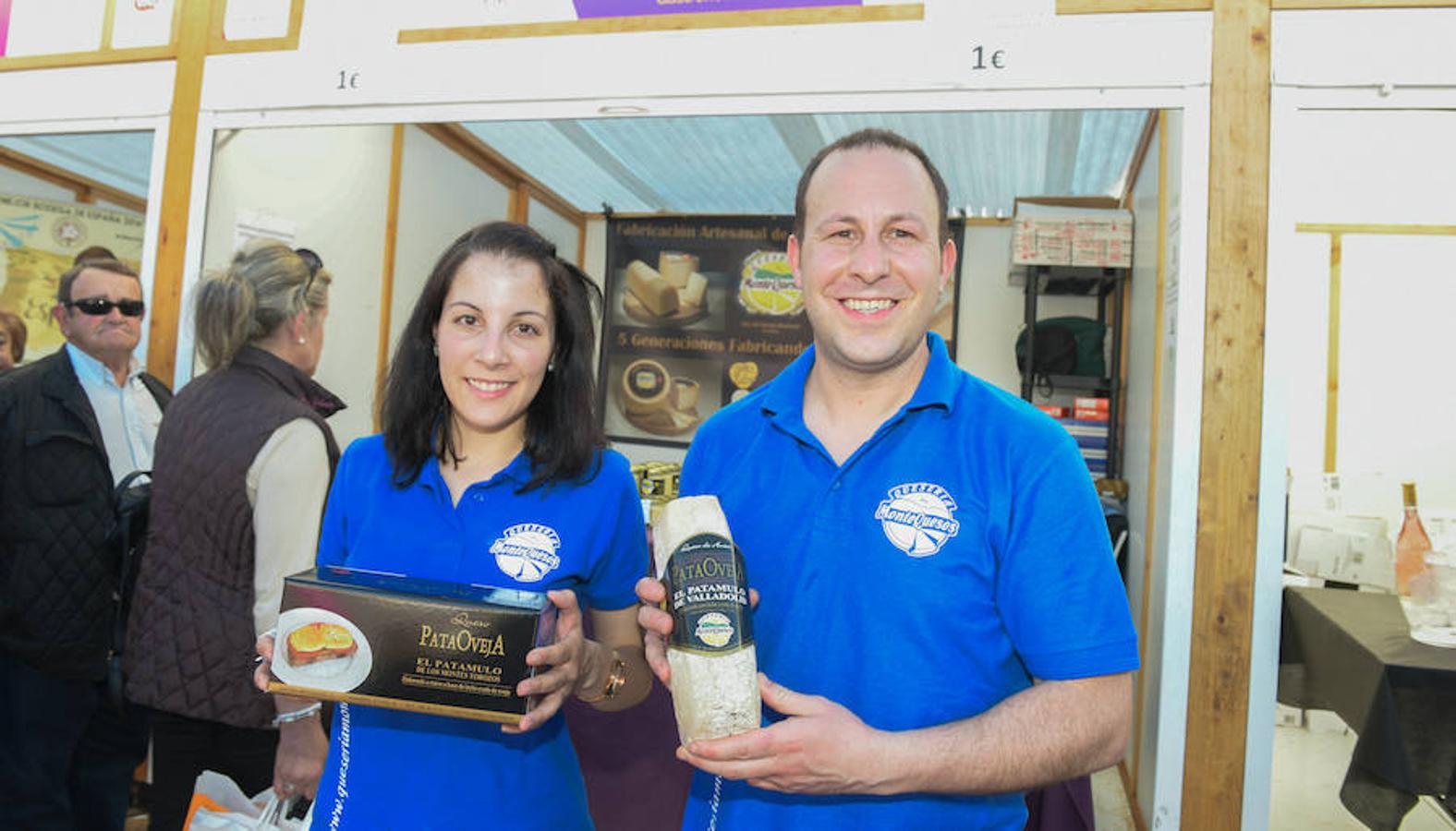 Los asistentes disfrutan de la oferta de las bodegas en la Plaza Mayor de Valladolid