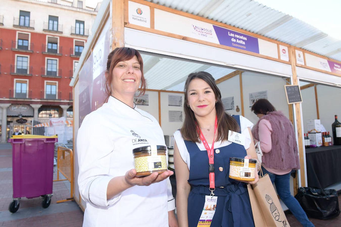 Los asistentes disfrutan de la oferta de las bodegas en la Plaza Mayor de Valladolid