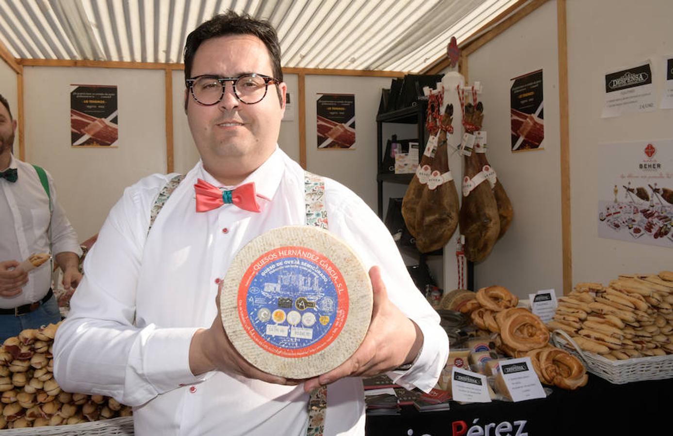 Los asistentes disfrutan de la oferta de las bodegas en la Plaza Mayor de Valladolid