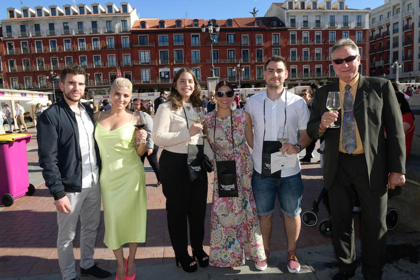 Los asistentes disfrutan de la oferta de las bodegas en la Plaza Mayor de Valladolid