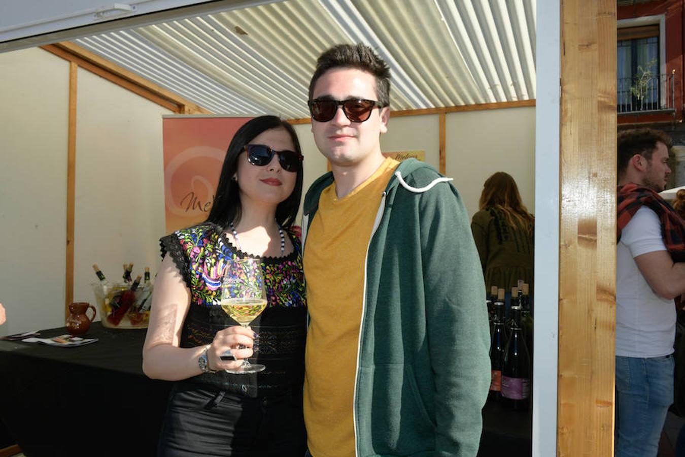 Los asistentes disfrutan de la oferta de las bodegas en la Plaza Mayor de Valladolid