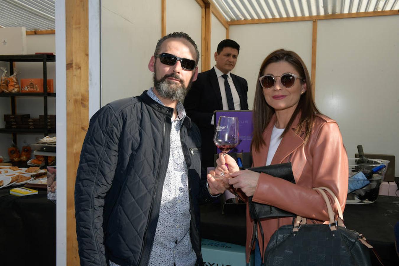 Los asistentes disfrutan de la oferta de las bodegas en la Plaza Mayor de Valladolid