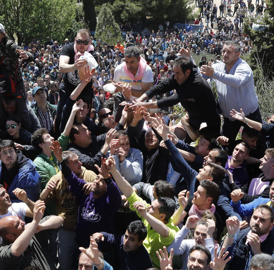 Fotos: Palencia vive la pedrea del pan y el queso