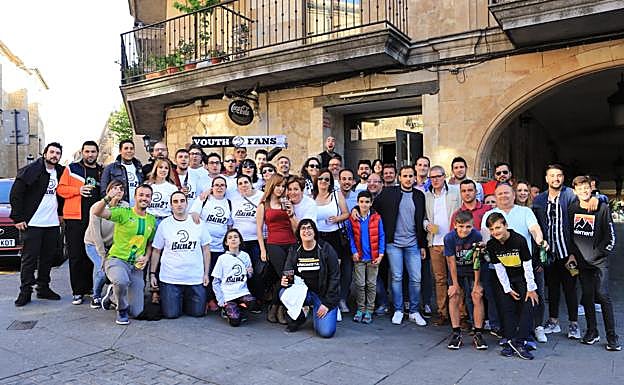 Seguidores de Unionistas celebran la salvación de su equipo. 