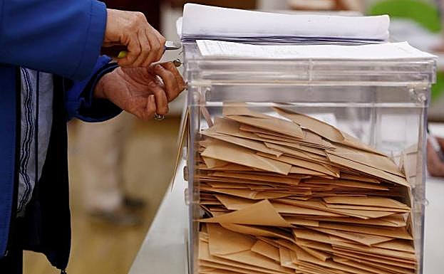 Urnas electorales durante el 28-A. 