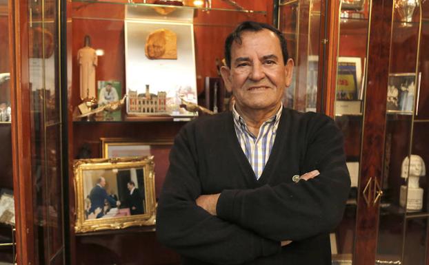 Mariano Haro, en el salón de su casa. 