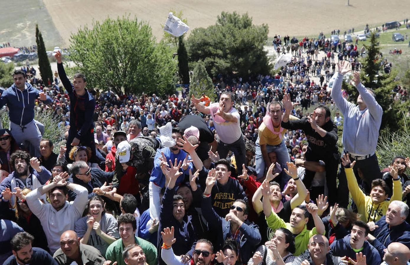 Fotos: Palencia vive la pedrea del pan y el queso