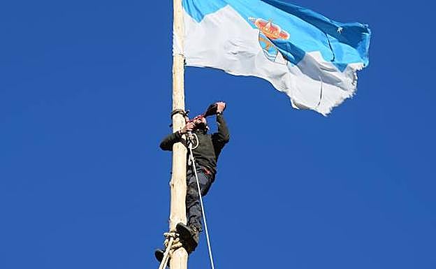 Pablo Abad bebe de la bota durante la Pinada de Velilla. 