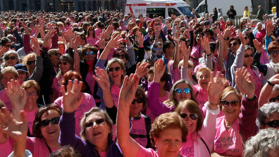 Decenas de mujeres levantan sus brazos antes de comenzar la marcha.