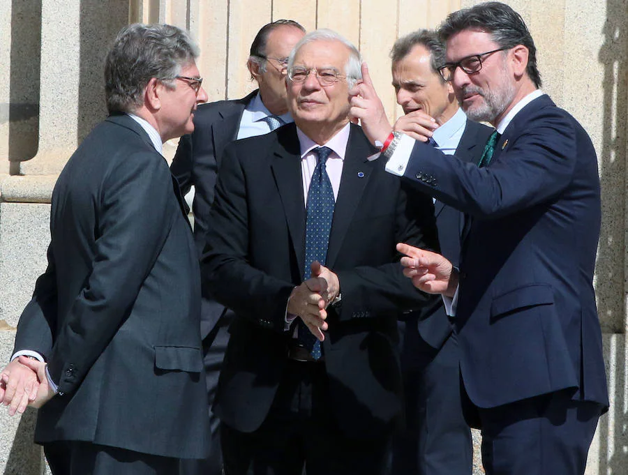 Fotos: El Rey Felipe VI visita La Granja para presidir la reunión del Instituto Elcano