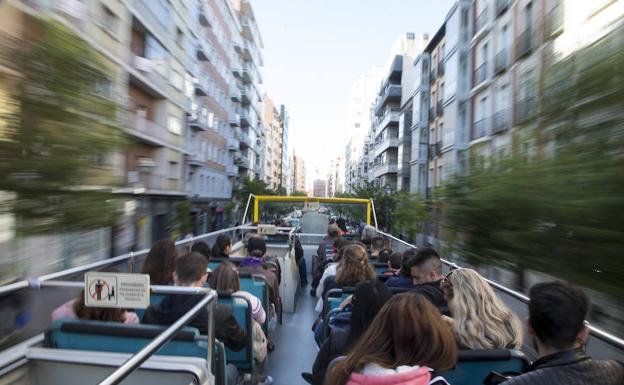 Imagen principal - El bus, por Miguel Íscar, la plaza de Zorrilla e Isabel la Católica. 