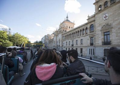 Imagen secundaria 1 - El bus, por Miguel Íscar, la plaza de Zorrilla e Isabel la Católica. 