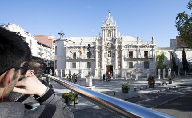 Imagen principal - El recorrido, a su paso por la plaza de la Universidad, San Pablo y la calle López Gómez. 