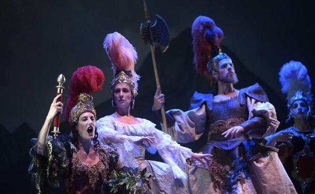 Los protagonistas de la ópera, durante el ensayo de ayer en el Calderón.