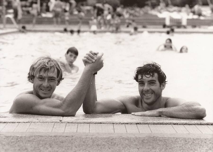 José Carlos Casado, a la izquierda, con su amigo Juan Rojo en la piscina.