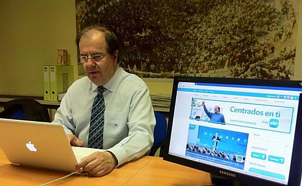 Juan Vicente Herrera, en la campaña de 2011, en la que la actividad electoral del 9 de mayo como candidato se limitó a un mensaje en Facebook de su equipo de campaña.