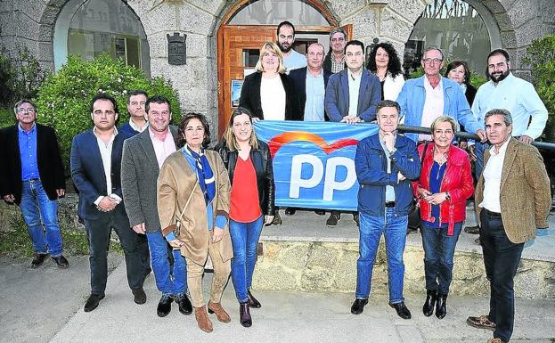 Miembros de la candidatura del PP de El Espinar con los responsables provinciales del partido. 