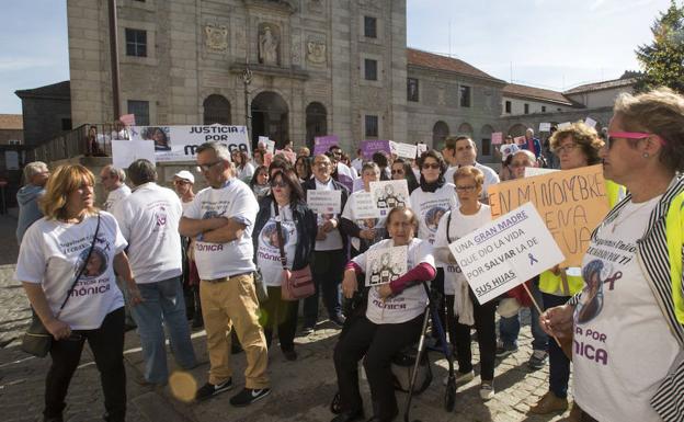 Un centenar de personas se concentraron ayer frente a la Audiencia Provincial de Ávila en el inicio del juicio contra J.F.G por el crimen de Mónica Berlanas