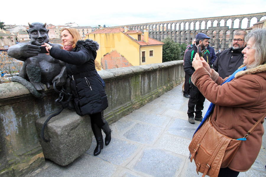 Una mujer se hace un 'selfie' con el diablillo de San Juan. 