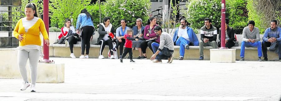 Familiares de los detenidos, ayer en la plaza de los Juzgados de la capital palentina.