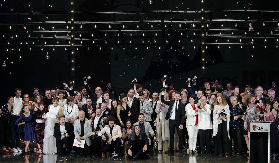 Posado final de los premiados en una gala de los Premios Max de Teatro. 