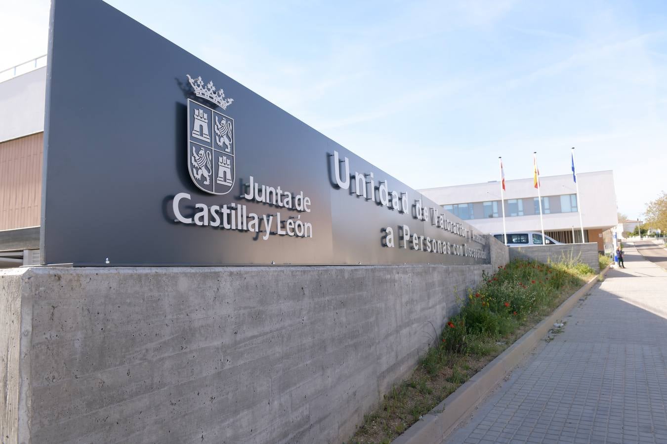 El edificio, en el que se asiste cada día a más de cien personas, triplica el espacio del viejo