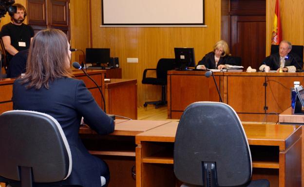 Las fotos rescatadas del móvil de la madre muestran a la niña Sara «demacrada y con una extrema tristeza»