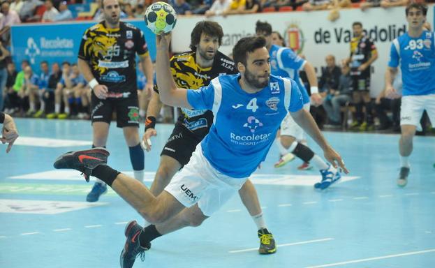 Nico López lanza en un partido frente al Ademar y con Carou mirando la jugada. 
