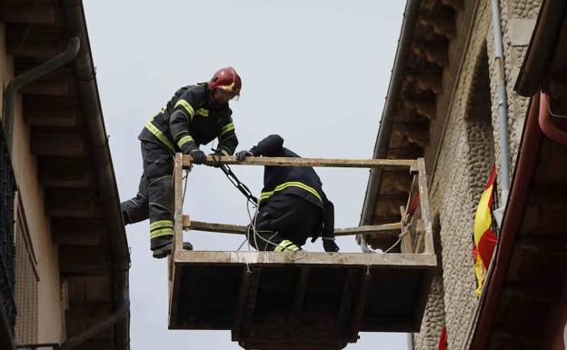 Imagen principal - En la primera foto, los bomberos han tenido que actuar en la localidad de Duratón. EN la segunda y tercera, desperfectos causados por el viento en Peñafiel.