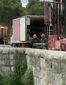 Imagen secundaria 2 - Los técnicos de la Consejería de Fomento de la Junta trabajan desde el lunes en el puente de Cabezón de Pisuerga.
