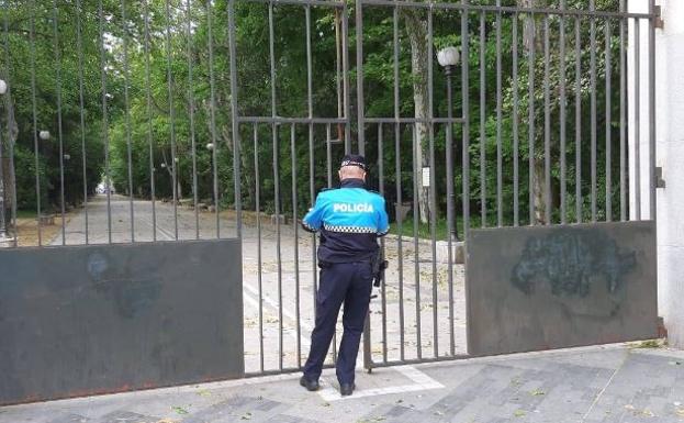 La Policía de Valladolid cierra el Campo Grande por el peligro de caída de ramas debido al viento. 