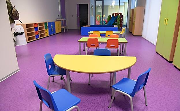 La ludoteca del centro de Girón, con un pequeño parque al fondo. 