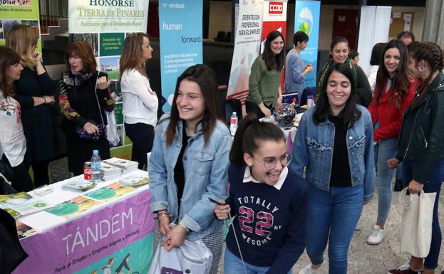 Un grupo de jóvenes recorre los satands de la feria.